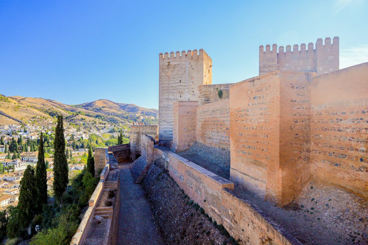 Alhambra, um dos principais pontos turísticos de Granada. Foto: David Cerini via Unsplash