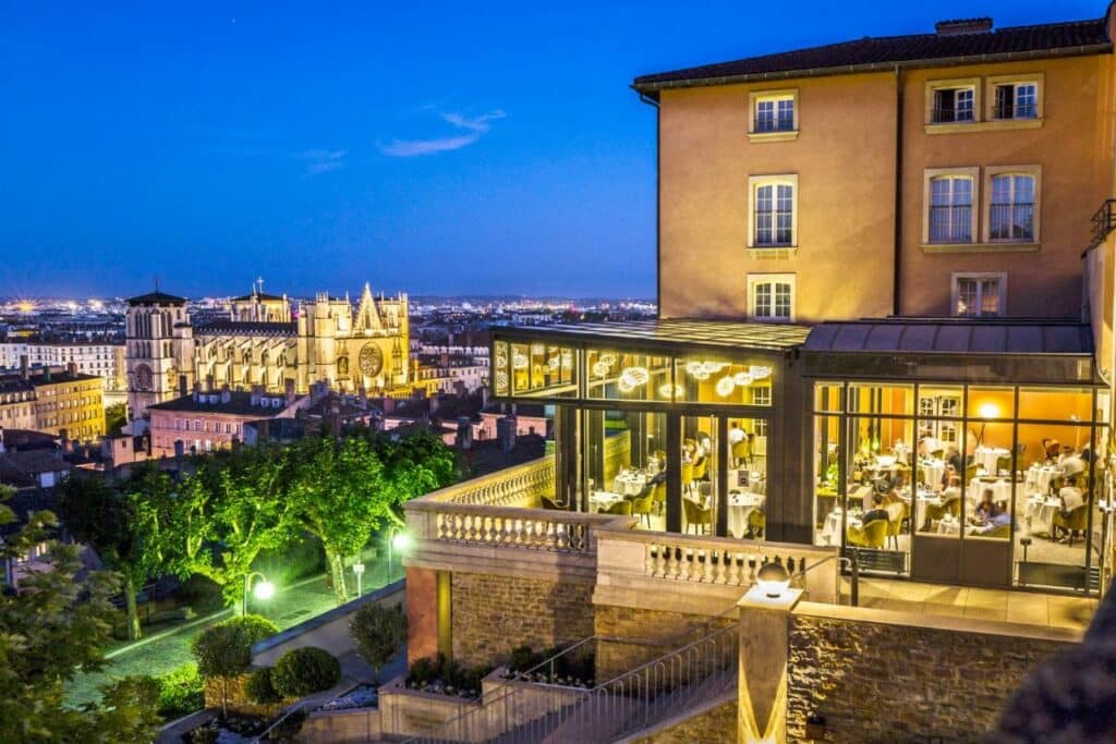 Area externa e restaurante, com vista para cidade de Lyon no Hotel Villa Florentine em Lyon