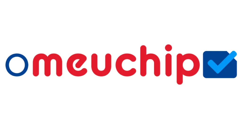 Imagem do logotipo "Omeuchip" com texto vermelho em letras minúsculas e um ícone de marca de seleção azul no lado direito.
