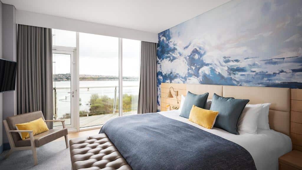 Quarto do hotel voco St. David's Cardiff by IHG, com vista para o lago e céu nublado, para representar hotéis no País de Gales.