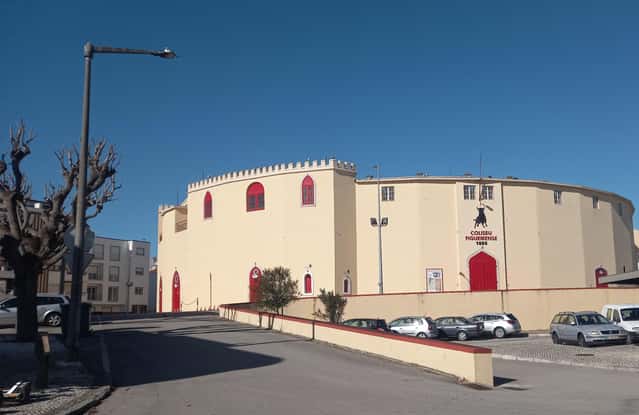 Coliseu Figueirense 1909, um dos pontos de parada do Tour pela praia urbana mais larga da Europa, é uma arena de touradas em Portugal com fachada amarela e detalhes vermelhos, para representar hotéis na Figueira da Foz.